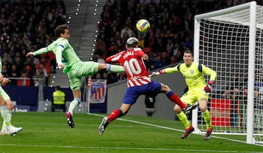El jugador del Atlético de Madrid, Correa, en una ocasión de cabeza ante el portero del Getafe, David Soria. 
