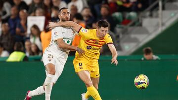 Elche (Alicante), 01/04/2023.- El delantero polaco del FC Barcelona, Robert Lewandowski (d), intenta llevarse el balón ante el acoso del centrocampista del Elche, Omar Mascarell, durante el encuentro correspondiente a la jornada 27 de LaLiga Santander disputado hoy sábado en el estadio Manuel Martinez Valero de la localidad alicantina. EFE/Biel Aliño.
