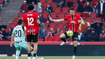 PALMA, 17/01/2026.- El jugador del Athletic Club de Bilbao Unia Gómez, y el jugador del Real Mallorca Martin Valjent, durante el partido de LaLiga EA Sports entre el Real Mallorca y el Athletic Club de Bilbao, este sábado en el estadio Son Moix en Palma.-EFE/Cati Cladera