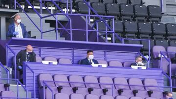Palco de estadio con Ronaldo y Matt Fenaert, presidente y consejero delegado del Real Valladolid, respectivamente.