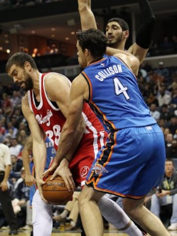 Marc Gasol recibe una falta de Nick Collison de Oklahoma City Thunder.