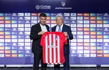 Javi Gal¨¢n, el primer fichaje del Atl¨¦tico 23-24, ha sido presentado este mi¨¦rcoles en el auditorio del C¨ªvitas Metropolitano. El lateral, de 28 a?os, entr¨® en la sala junto a Enrique Cerezo y estuvo acompa?ado tambi¨¦n por amigos, familiares y por el director deportivo, Andrea Berta, y el vicepresidente Antonio Alonso.