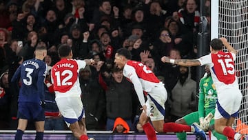 London (United Kingdom), 04/12/2024.- William Saliba of Arsenal (C) celebrates scoring the 2-0 goal during the English Premier League soccer match between Arsenal FC and Manchester United, in London, Britain, 04 December 2024. (Reino Unido, Londres) EFE/EPA/NEIL HALL EDITORIAL USE ONLY. No use with unauthorized audio, video, data, fixture lists, club/league logos, 'live' services or NFTs. Online in-match use limited to 120 images, no video emulation. No use in betting, games or single club/league/player publications.