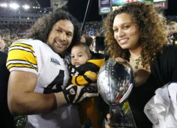 No fue la única Super Bowl que ganó, ya que volvió a disputar la gran final tres años después contra los Arizona Cardinals. En un partido vibrante, los Steelers lograron una remontada in extremis para alzarse con el título. En la foto, le vemos posando con el trofeo Lombardi junto a su mujer Theodora y su hijo Paisios.