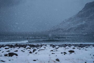 La nieve, la baja temperatura del agua... Nada detiene a estos surfistas que una temporada más disfrutan de la islas noruegas de Lofoten, en pleno Círculo Ártico.  