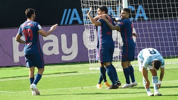 Suárez es felicitado por los jugadores del Atlético tras marcar en Vigo.