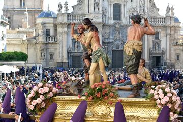 Paso con un Cristo siendo azotado durante la procesión de Los Salzillos de la Real y Muy Ilustre Cofradía de Nuestro Padre Jesús Nazareno el Viernes Santo de la Semana Santa, a 7 de abril de 2023, en Murcia (España). La procesión es una de las más representativas y conocidas mundialmente gracias a las obras de arte, de valor incalculable que realizó el escultor murciano del siglo XVIII Francisco Salzillo Alcaraz. Los nueve pasos que procesionan son realizados por Salzillo Alcaraz menos Nuestro Padre Jesús Nazareno que es una obra anónima. Más de cuatro mil nazarenos participan en la procesión con una túnica morada y muchos de ellos caminan descalzos a lo largo de más de ocho horas de recorrido.