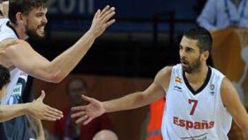 <b>CRACK. </b>El banquillo de España, con Ricky, Llull, Claver, Marc Gasol y San Emeterio, felicita a Navarro tras uno de los triples anotados por el escolta catalán.