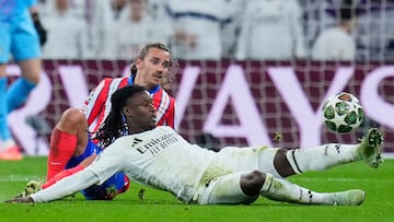 Camavinga le roba un balón a Griezmann en el derbi del pasado miércoles que supuso el pase del Real Madrid a cuartos de la Champions.