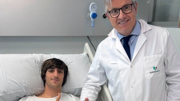 Fotografía facilitada por el centro médico quirúrgico Olympia que muestra al jugador del Girona FC. Bryan Gil (i), quien ha sido operado del ligamento lateral externo de la rodilla derecha por el doctor Manuel Leyes (d) en Madrid. Según indican desde Olympia, la intervención confirma los pronósticos más favorables y establecen una previsión de que el jugador se podrá reincorporar a los entrenamientos en junio, de cara a poder afrontar la próxima temporada. EFE/ Olympia / ***SOLO USO EDITORIAL/SOLO DISPONIBLE PARA ILUSTRAR LA NOTICIA QUE ACOMPAÑA (CRÉDITO OBLIGATORIO)***
