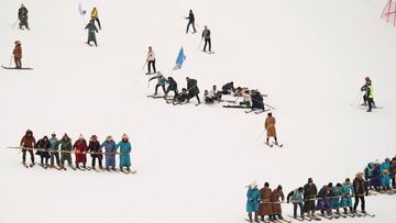 Gente esquiando en Altay, Xinjiang Uighu (China).