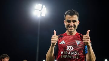 ***VERSIÓN CORREGIDA*** MIRANDA DE EBRO (BURGOS), 12/06/2025.- El defensa del Mirandés Sergio Postigo celebra la victoria ante el Racing, al término del partido de vuelta de la fase de ascenso a Primera División que CD Mirandés y Racing de Santander disputaron este jueves en Miranda de Ebro. El Mirandés jugará la final por el ascenso con el Oviedo. EFE/David Pérez-Cejuela