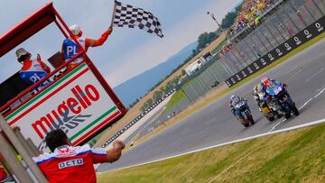 Pasini cruza la meta de Mugello por delante de Luthi y Álex Márquez.