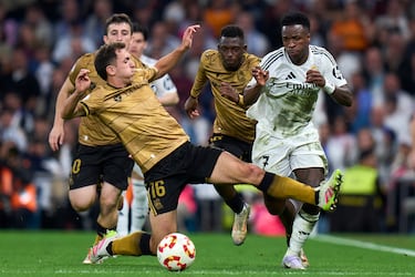 Cuando la segunda parte de la prórroga llevaba pocos minutos de juego el centrocampista de la Real Sociedad nacido en San Sebastián, Jon Ander Olasagasti, realizó una entrada sobre el brasileño muy polémica. Alberola Rojas no lo consideró motivo de expulsión.