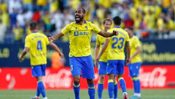 Fali of Cadiz celebrates the equalizer in the 1-1 draw against Real Madrid at the Nuevo Mirandilla Stadium.