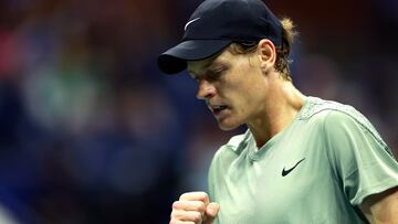 Flushing Meadows (United States), 03/09/2024.- Jannik Sinner of Italy reacts during a fourth round match of the US Open Tennis Championships against Tommy Paul of the US, at USTA Billie Jean King National Tennis Center in Flushing Meadows, New York, USA, 02 September 2024. The US Open tournament runs from 26 August through 08 September. (Tenis, Italia, Nueva York) EFE/EPA/JOHN G. MABANGLO