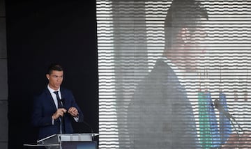 Cristiano, muy feliz en el aeropuerto de Madeira