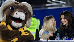 La mascota de Los Angeles Rams bromea con Kendall Jenner durante el encuentro entre Los Angeles Rams y Baltimore Ravens en Los Angeles Memorial Coliseum, California. Noviembre 25, 2019.