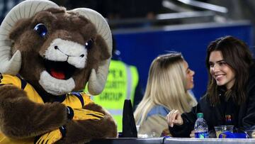 La mascota de Los Angeles Rams bromea con Kendall Jenner durante el encuentro entre Los Angeles Rams y Baltimore Ravens en Los Angeles Memorial Coliseum, California. Noviembre 25, 2019.