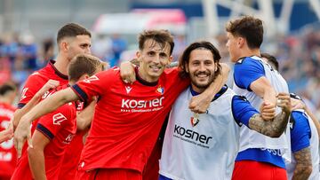 Budimir celebra el gol del empate con sus compañeros.