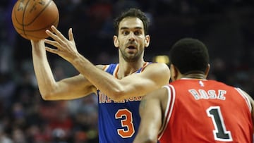 MIA13 CHICAGO (IL, EE..UU.).22/1-Fotograf&iacute;a de archivo del 23 de marzo de 2016 del jugador Jos&eacute; Manuel Calder&oacute;n durante un partido de baloncesto en Chicago, Illinois (EE.UU.). Los Bulls de Chicago han cerrado hoy el traspaso del base estrella Derrick Rose a los Knicks de Nueva York, y a cambi&oacute; les han dado al base espa&ntilde;ol Calder&oacute;n, el p&iacute;vot cubano estadounidense Robin L&oacute;pez y el escolta Jerian Grant. Los Bulls reciben a Calder&oacute;n, de 34 a&ntilde;os, veterano base espa&ntilde;ol que fue titular durante toda la pasada temporada con los Knicks que podr&iacute;a ocupar el puesto tambi&eacute;n de director del juego con el nuevo equipo. EFE/ARCHIVO/Kamil Krzaczynski