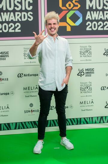 El cantante Miki Núñez posa en el photocall de la alfombra roja de Los40 Music Awards 2022.