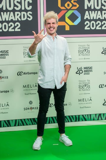 El cantante Miki N¨²?ez posa en el photocall de la alfombra roja de Los40 Music Awards 2022.