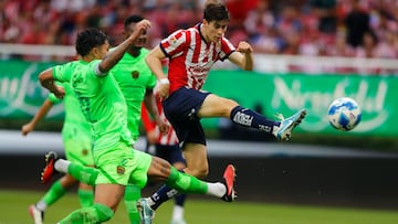 GUADALAJARA (MÉXICO), 31/08/2024.- Armando González (d) del Guadalajara disputa el balón con Carlos Salcedo (i) de Juárez este sábado, durante un partido de la jornada 6 del torneo apertura 2024 de la liga del fútbol mexicano disputado en el Estadio Akron en la ciudad de Guadalajara, Jalisco (México). EFE/ Francisco Guasco