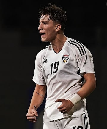Miguel ?ngel Salgado Sainz, hijo de la leyenda madridista M赤chel Salgado, fue convocado por Emiratos ?rabes Unidos el a?o pasado para la categor赤a Sub-20. El joven de 18 a?os se form車 en la cantera del Celta de Vigo, como su padre. Sin embargo, ha decidido jugar con la selecci車n del pa赤s que le vio crecer, pues su progenitor se mud車 a los Emiratos cuando colg車 las botas. M赤chel Salgado Jr., al contrario que Salgado Sr., se encarga de meter goles y no de salvarlos. Es delantero y, actualmente, juega en el filial del Gil Vicente, de la Primera Divisi車n portuguesa, y con apenas la mayor赤a de edad reci谷n cumplida, a迆n le queda mucho recorrido en el f迆tbol.