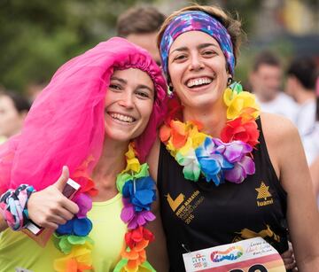 Dos participantes durante la "Carrera por la Diversidad", prueba organizada por primera vez con motivo de la celebración del Worldpride en Madrid. 