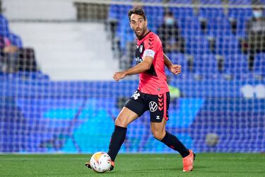 El defensa central Carlos Ruiz ha renovado con el Tenerife hasta 2023. Con 39 años ha defendido la camiseta tinerfeñista más de 22.500 minutos disputados. Ha estado en otros equipos como el Albolote, CD Baza, Armilla, Melilla, Granada y Ponferradina. Lleva un total de 455 partidos disputados en toda su carrera con un registro goleador de 27 tantos.