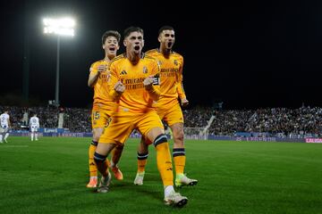 0-2. Federico Valverde celebra el segundo tanto que marca en el minuto 65 con Arda Güler y Dani Ceballos.