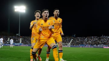 0-2. Federico Valverde celebra el segundo tanto que marca en el minuto 65 con Arda Güler y Dani Ceballos.