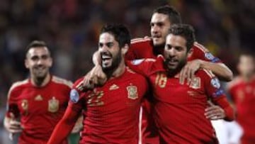 Isco celebra su gol con Jordi Alba y Koke.