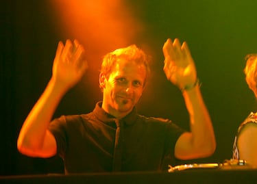 Tras colgar las botas, el que fue jugador del Valencia y Barcelona sorprendió a todos con su faceta de DJ. El excentrocampista montó su grupo de música llamado Gasteiz Gang, con el que pinchaba en varias ocasiones en distintas salas londinenses. Además, llegó a actuar en la fan-zone de la final de la Champions League en Milán entre el Real Madrid y el Atlético. 