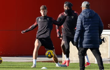 Kike Salas durante el entrenamiento de esta ma?ana en Sevilla. 