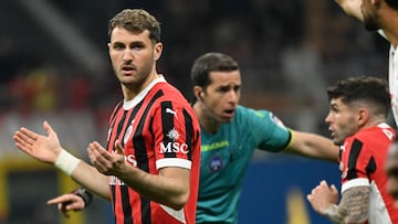 Milan (Italy), 05/04/2025.- AC Milans forward Santiago Gimenez reacts during the Italian Serie A soccer match between AC Milan and Fiorentina at the Giuseppe Meazza stadium in Milan, Italy, 05 April 2025. (Italia) EFE/EPA/Daniel Dal Zennaro