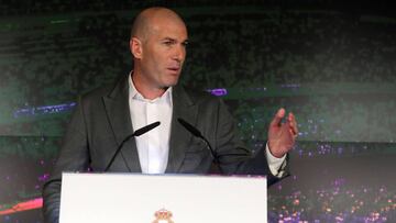 GRAF2960. MADRID, 11/03/2019.- El francés Zinedine Zidane comparece ante los medios de comunicación tras su regreso como entrenador del Real Madrid, esta tarde en la sala de prensa del estadio Santiago Bernabéu. EFE/ Ballesteros