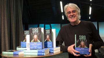 Siro López, con mostrando la portada de sus memorias 'Un tipo con suerte'.