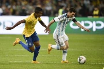 Lionel Messi y Luiz Gustavo