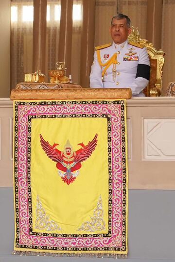 El rey de Tailandia Maha Vajiralongkornpresidiendo el funeral por Vichai Srivaddhanaprabha.