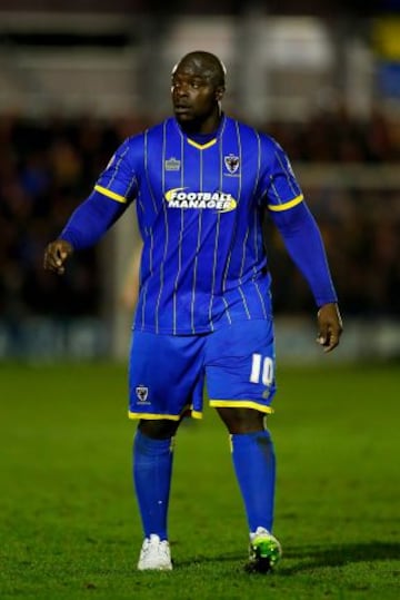 Adebayo Akinfenwa, futbolista inglés del AFC Wimbledon. Pesa más de 100 kg y mide más de 1.80. En la imagen en un partido ante el Liverpool (2015).