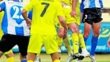 BATALLA AÉREA. Juanra pelea por un balón con varios jugadores del Villarreal B, ayer en la Ciudad Deportiva.