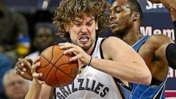 <b>PODEROSO. </b>Marc Gasol se impone entre Dwight Howard y Gay.