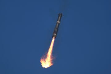 El cohete propulsor Starship de SpaceX regresa a la plataforma de lanzamiento durante un vuelo de prueba desde Starbase en Boca Chica, Texas.