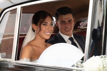 Andrea Martínez y Kepa Arrizabalaga salen de la iglesia ya convertidos en marido y mujer.