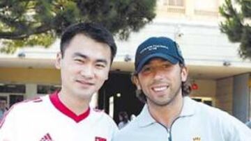 <b>UN CRACK. </b>Liang se acercó hasta Montjuïc para saludar a los jugadores pericos. Les deseó buen viaje y les emplazó a visitar su restaurante chino, Hang Zhou. Liang pasó una mañana de lo más divertida junto a los jugadores del Espanyol, quienes estaban algo dormidos dadas las horas que eran (las 9 de la mañana).