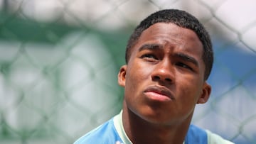 Endrick posa en el centro del Palmeiras.