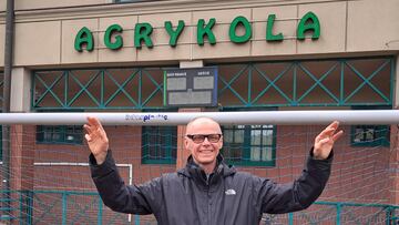 Jacek Rutkowski posa para As en las instalaciones del Agrykola.