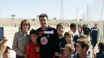 <b>ÍDOLO. </b>Michel fue de nuevo aclamado ayer por los niños en el último entrenamiento del Getafe.